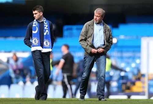 A picture of Arkadiy with his father, Roman Abramovich.